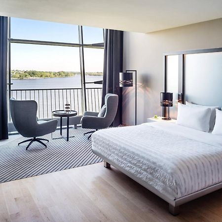 Le Méridien Hamburgo Exterior foto A guest room at the Westin Riverfront