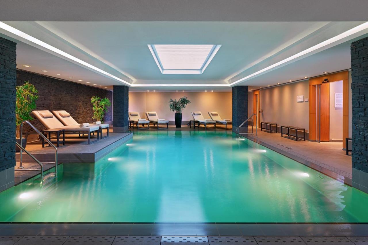 Le Méridien Hamburgo Exterior foto The pool at the Mandarin Oriental, Munich