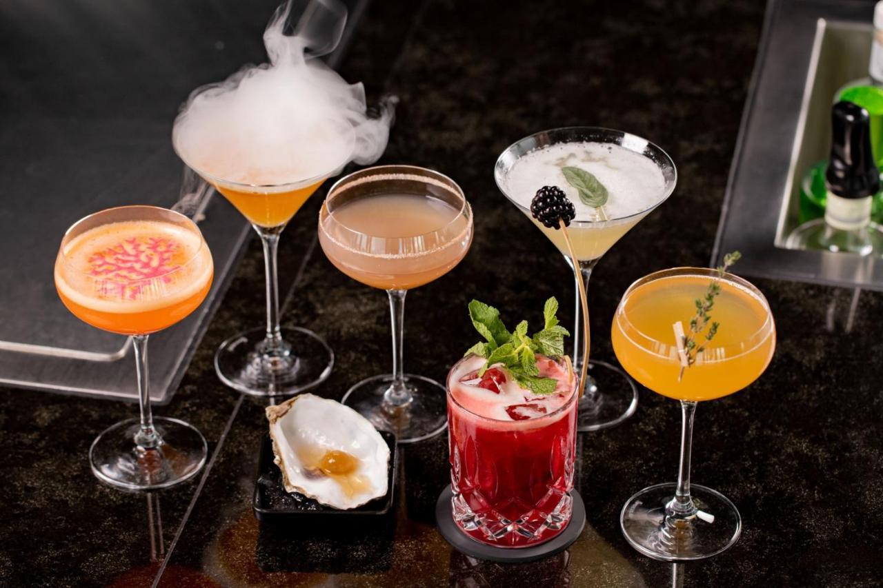 Le Méridien Hamburgo Exterior foto A selection of cocktails