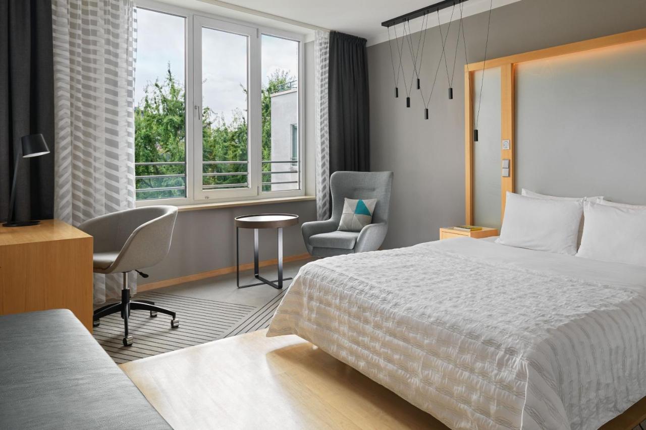 Le Méridien Hamburgo Exterior foto A guest room at the Sheraton Berlin