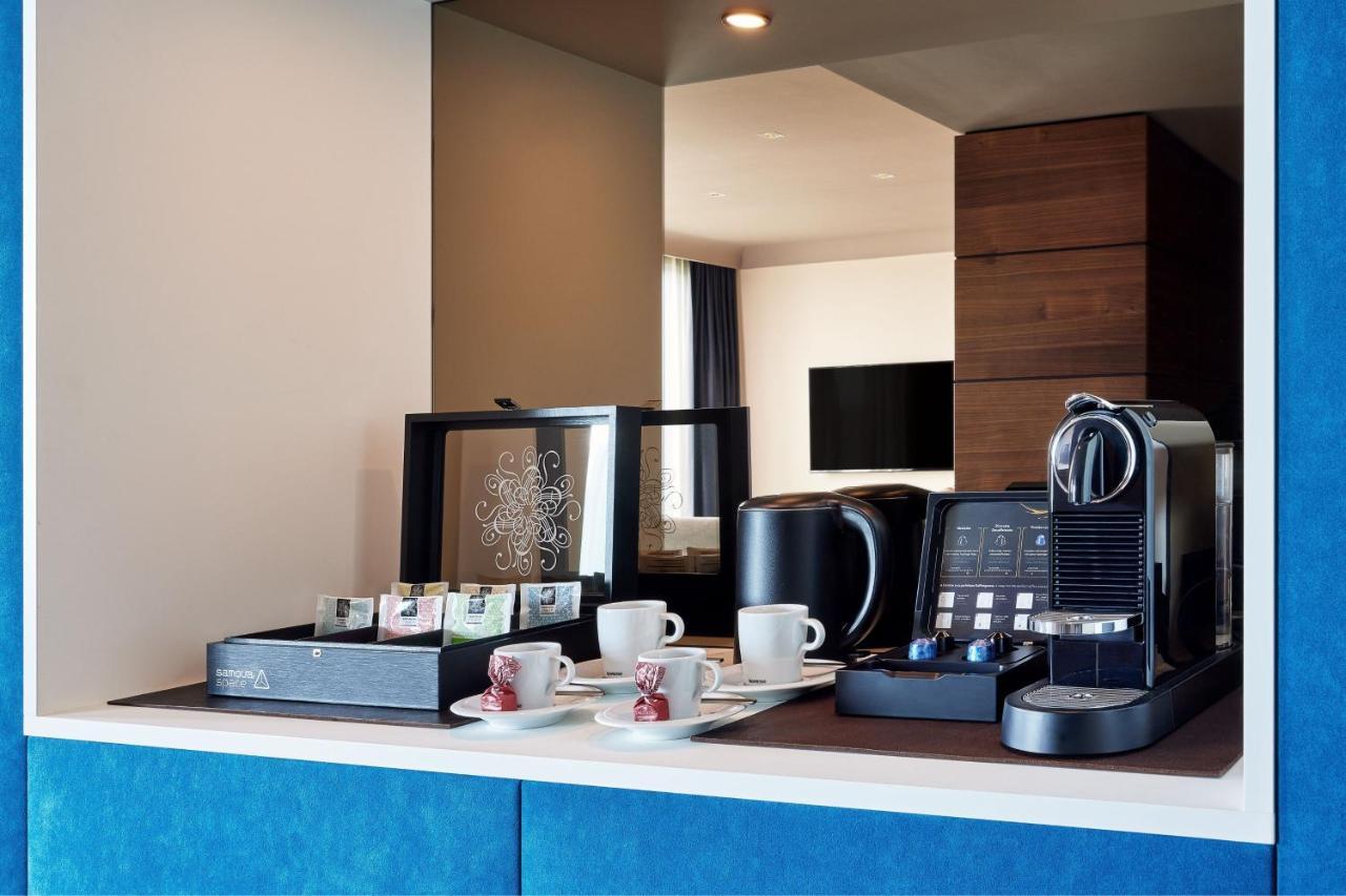 Le Méridien Hamburgo Exterior foto A Nespresso machine in a hotel room