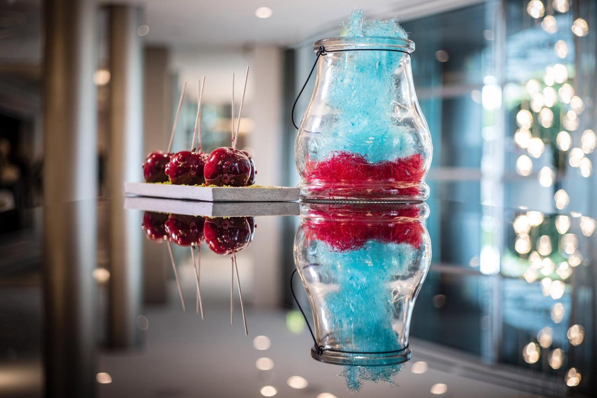 Le Méridien Hamburgo Exterior foto A blue and red slushie