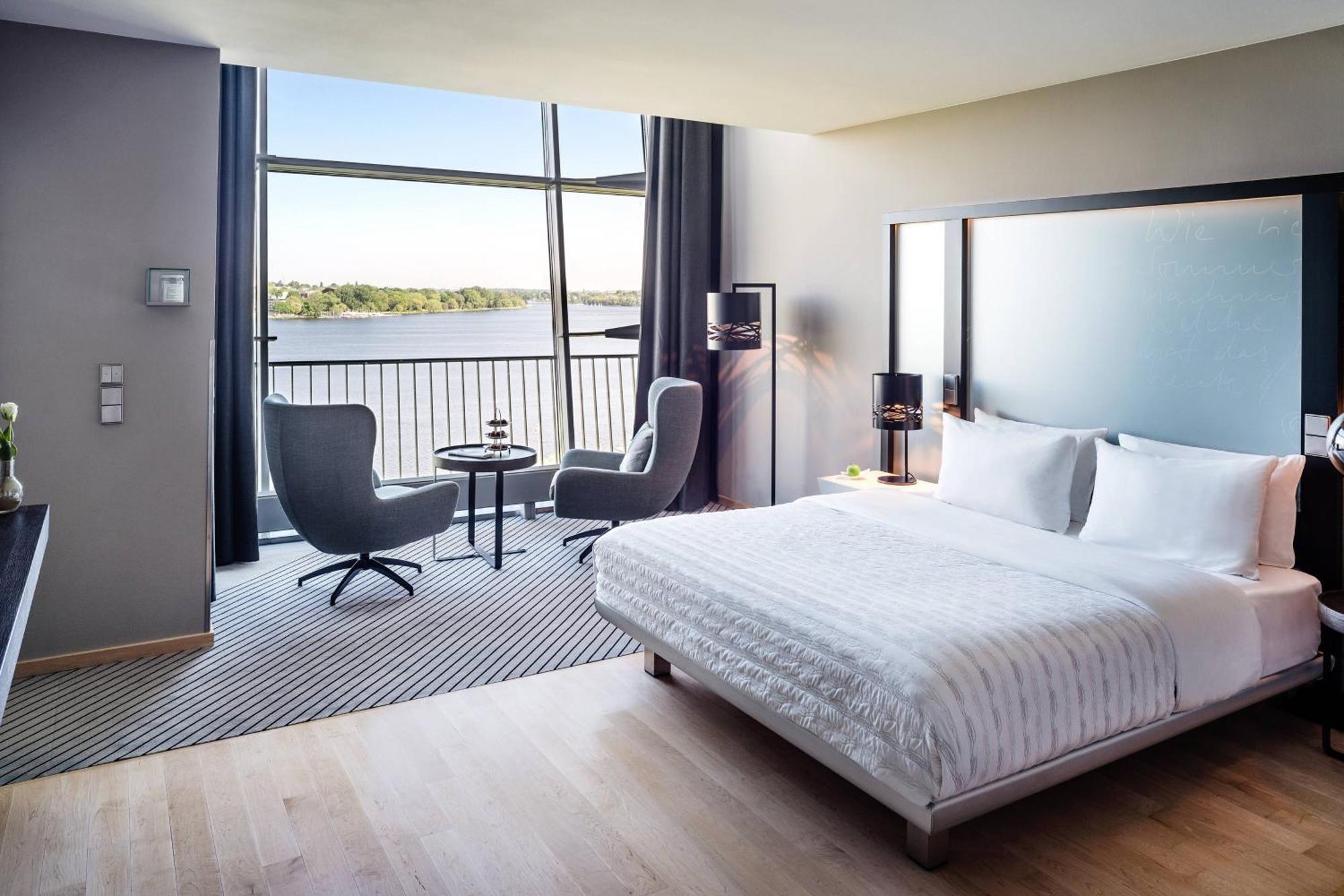 Le Méridien Hamburgo Exterior foto A guest room at the Westin Riverfront