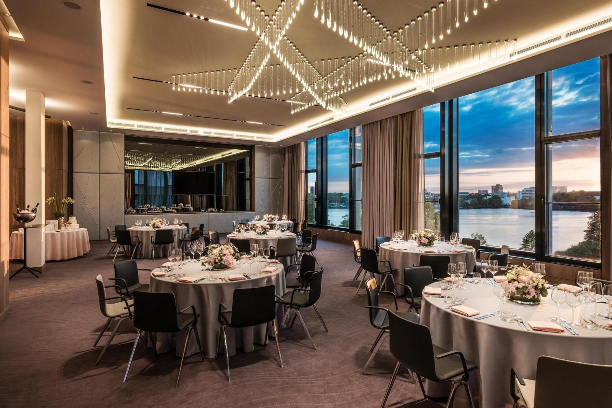 Le Méridien Hamburgo Exterior foto The Riverfront Ballroom